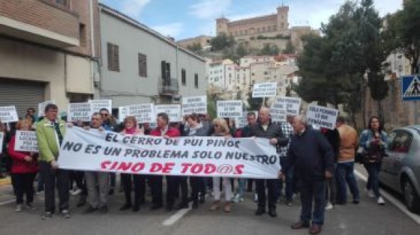 Alrededor de 400 personas salen a la calle en Alcañiz para exigir soluciones por el deslizamiento de Pui Pinos después de dos años del suceso