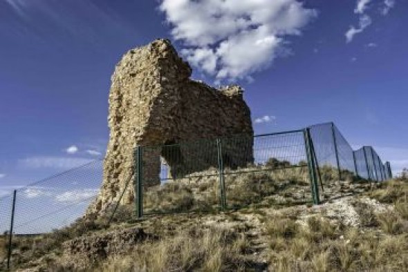 Cutanda, el castillo encarcelado: Es la única fortaleza de la provincia que está rodeada por una sólida valla por riesgo de desprendimiento