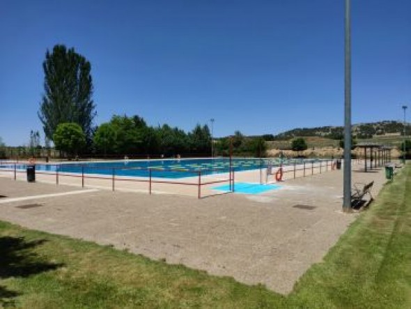 La piscina de Los Planos de Teruel abre temporada sin público por el tiempo fresco