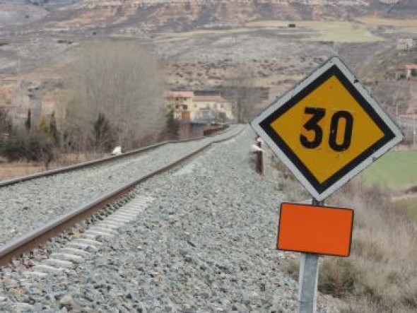 Renfe no informa todavía sobre su plan alternativo a solo un mes de cortar la vía férrea todo el verano