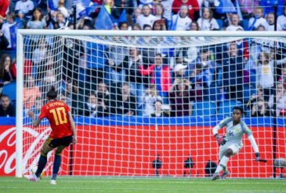 Histórico primer triunfo de la selección femenina en un Mundial de fútbol con la hijarana Meseguer en el banquillo