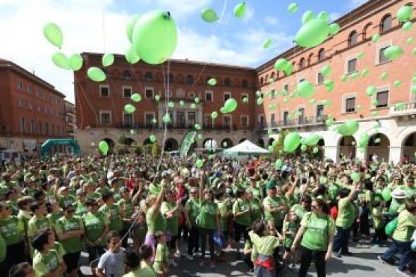 La marea verde contra el cáncer llena las calles de Teruel con 1.600 personas