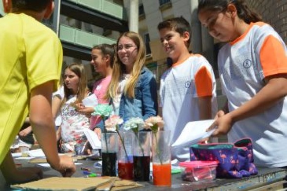 Alumnos de Alcañiz demuestran en la calle lo sencillo que es hacer Ciencia