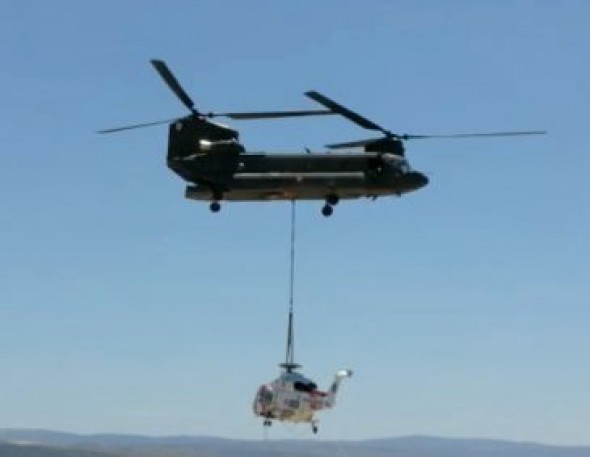Trasladan la aeronave accidentada en la Sierra de Albarracín con la ayuda de un helicóptero Chinook del Ejército