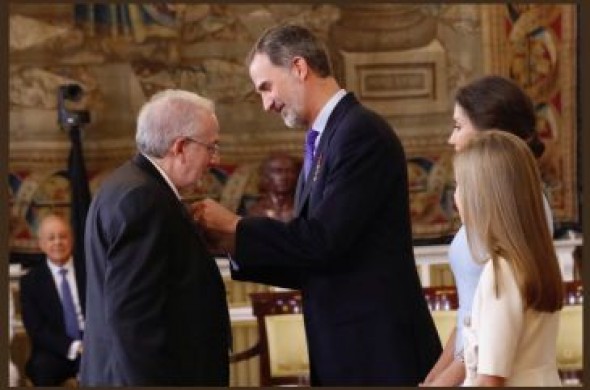 El bibliotecario y archivero de Alcañiz José Ignacio Micolau recibe la medalla de la Orden del Mérito Civil de manos del Rey