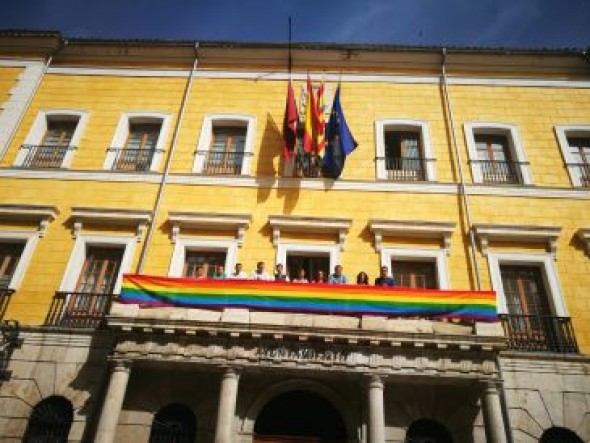 La bandera arco iris ya luce en el balcón del Ayuntamiento de Teruel como acto previo al desfile del Orgullo de este jueves
