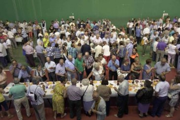 Galería de fotos: jornada de reencuentros en la merienda para los mayores de Teruel en las fiestas