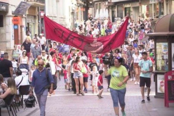 Los niños de Teruel aprenden el paso vaquillero con la charanga de El Ajo