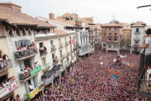 Galería de fotos: la plaza del Torico, tomada por miles de vaquilleros y vaquilleras