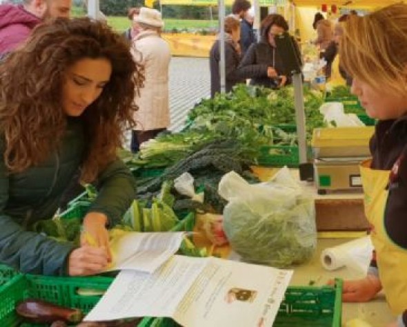 UPA Aragón recoge firmas en Teruel para pedir un etiquetado más claro en los alimentos