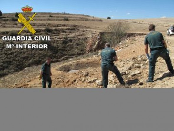 La Guardia Civil de Teruel retira un proyectil en una finca de Barrachina