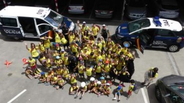 Niños de las colonias urbanas de verano visitan la comisaría de la Policia Nacional de Teruel