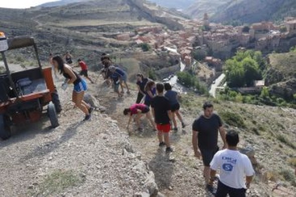 El campo de trabajo de Albarracín recupera el antiguo camino a la ermita del Carmen