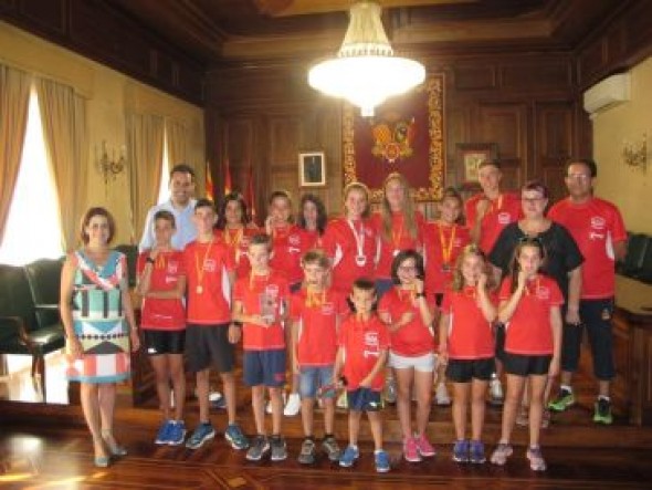 La alcaldesa de Teruel recibe a los medallistas de Anymafis Atlética Turolense