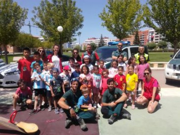 La Guardia Civil de Teruel muestra su día a día a las colonias urbanas del colegio de La Fuenfresca