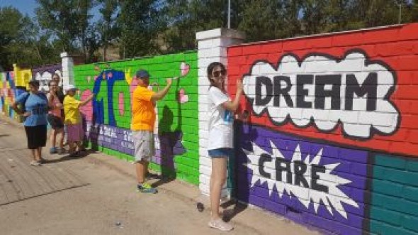 Los campistas de Alcorisa empiezan a pintar el mural en las piscinas municipales