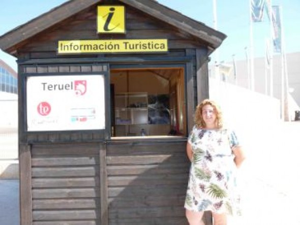 Patricia García,  responsable del punto de información turística de Dinópolis:  “Las familias buscan lugares donde haya actividades para hacer con niños”