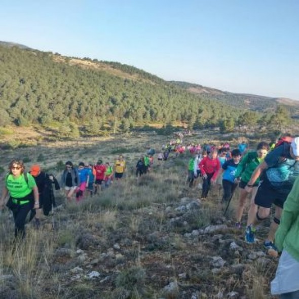 Más de 200 senderistas participan en la XXIV marcha Bronchales-Albarracín