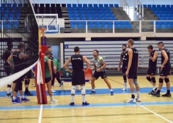 Once de los doce equipos de la Superliga de voleibol mantienen a los entrenadores de la pasada campaña