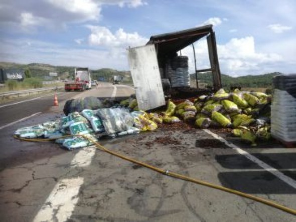 Un camión con pellets y abono arde en la autovía a la altura de Teruel