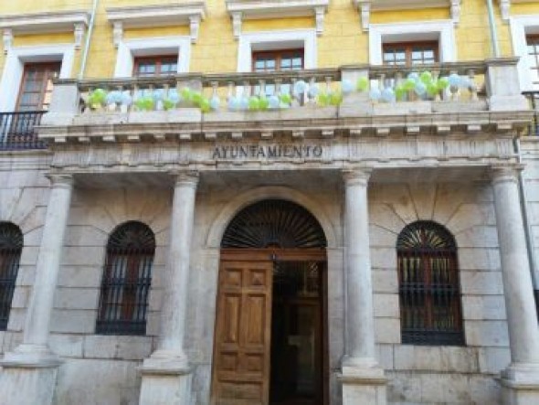 Globos verdes y azules en el Ayuntamiento de Teruel por el Día Mundial de la Hipertensión Intracraneal Idiopática