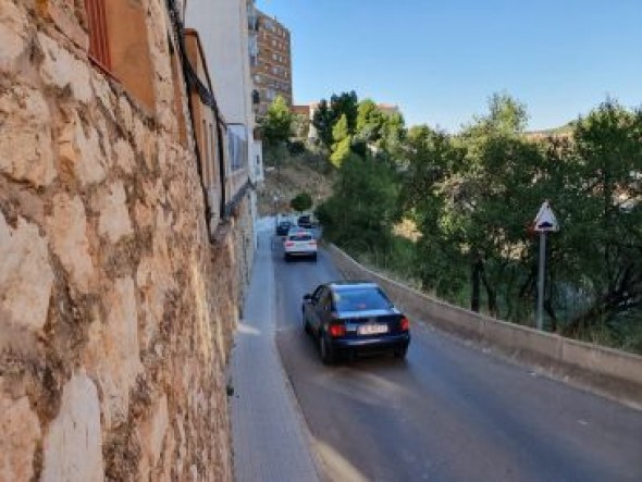 La calle Cuesta de la Enriqueta de Teruel, quince días cortada por obras de adecuación de las canalizaciones de gas