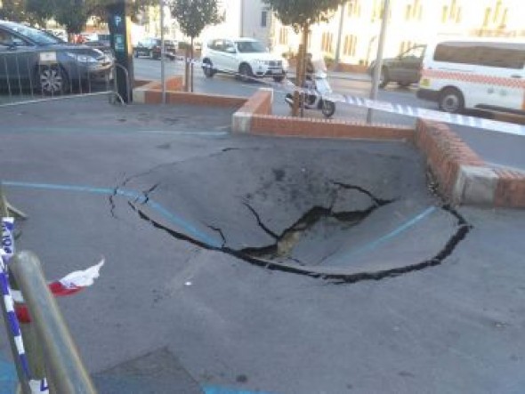 Una avería en la red de agua provoca un enorme socavón en la ronda Dámaso Torán de Teruel