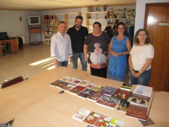 La alcaldesa de Teruel hace su aportación a la Sala de Lectura del Barrio de San Blas