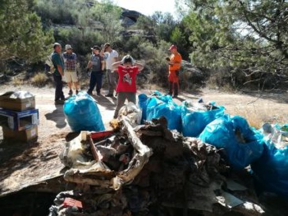 Llenan dos camiones de basura al limpiar el entorno del Tambor en La Estanca de Alcañiz