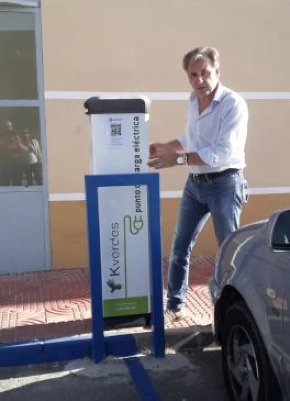 El Ayuntamiento de Utrillas instala un poste de recarga para vehículos eléctricos