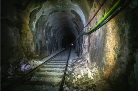 Adif estima que habrá que rebajar la vía en 57 túneles y pasos para electrificar