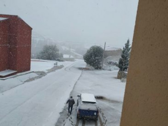 La nieve obliga a circular con precaución en la N-211 de Caminreal a Vivel del Río y de Montalbán a Gargallo