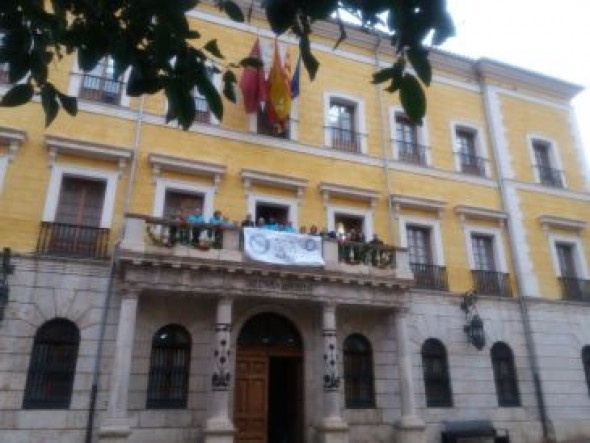 Una pancarta en el balcón del Ayuntamiento de Teruel sensibiliza sobre la diabetes