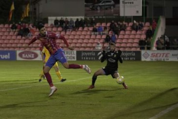 Un gol de Borja Domingo da la victoria al CD Teruel en Sariñena