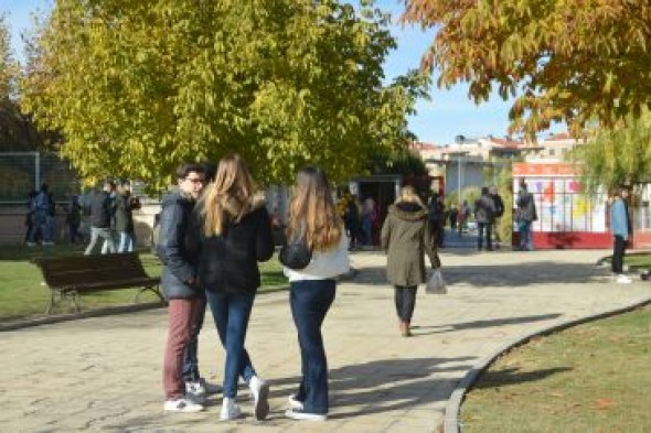 Los institutos de Teruel regulan de manera desigual el uso de teléfonos móviles