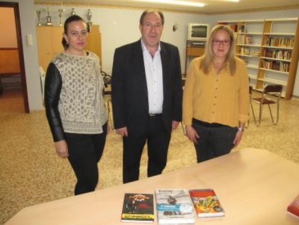 El portavoz del PAR en el Ayuntamiento de Teruel lleva libros a la sala de lectura de San Blas