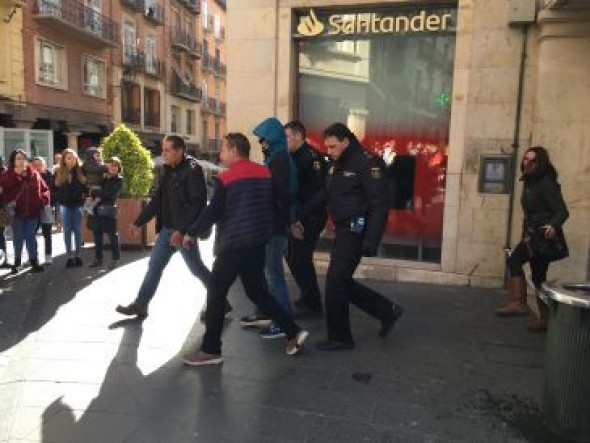 Detenido por intentar robar un banco en la plaza del Torico con un arma blanca