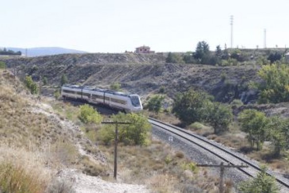 Dos averías provocan retrasos y trasbordos en la línea de tren de Teruel