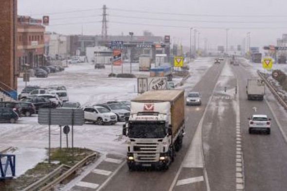 El temporal en la provincia: casi un cenetar de camiones retenidos por la nieve en la A23, dos carreteras nacionales y Andorra