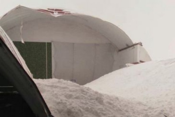 Más afecciones por la nieve: parte del frontón municipal de Escucha se desploma
