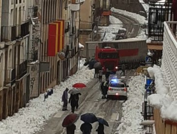 Un camión se queda cruzado en la carretera que atraviesa Alcorisa