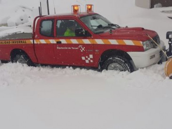 El fuerte viento que provoca ventisqueros complica aún más la situación en las carreteras secundarias