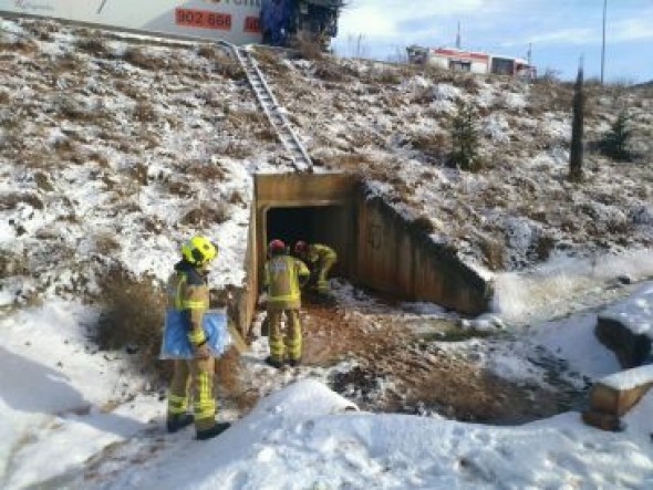 Los depósitos de gasoil de un camión se rompen tras un accidente en la Perimetral de Teruel y obliga a actuar a los bomberos