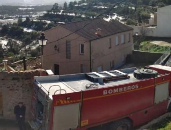 Los bomberos de la Diputación siguen con la limpieza de carreteras y el suministro de agua a municipios afectados