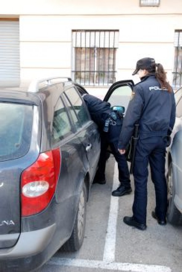 Detenidos dos menores en Teruel por un delito de hurto en el interior de un vehículo
