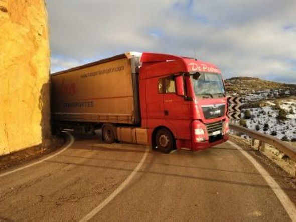 Cortada la carretera de Teruel a Cantavieja a la altura de Allepuz más de dos horas al cruzarse un camión