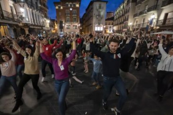 Castañuelas en el Torico para mandar un soplo de aliento a los niños con cáncer