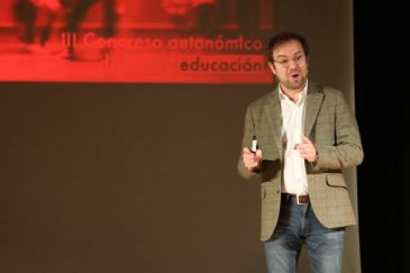 Javier Sierra: “El profesorado puede utilizar las calles de Teruel como una escuela de arte”