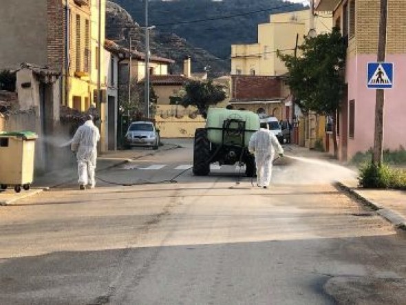 Alcorisa desinfecta sus calles con maquinaria agrícola y mochilas pulverizadoras