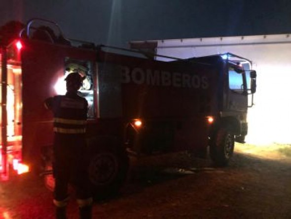 Los bomberos de Alcañiz sofocan un incendio en una chopera que amenazó a varias casas habitadas